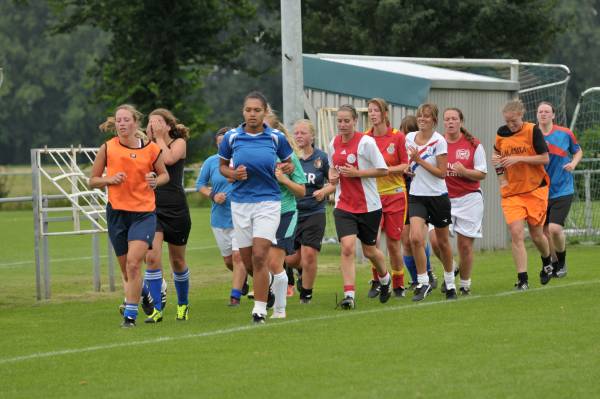 Foto: Teisterbanders vrouwen van start