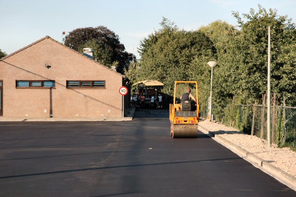 Ook de toegang tot de parkeerplaats werd onder handen genomen