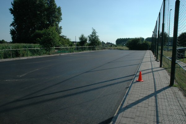 Nu de toplaag ook is aangebracht is de ijsbaan / parkeerplaats bijna voltooid