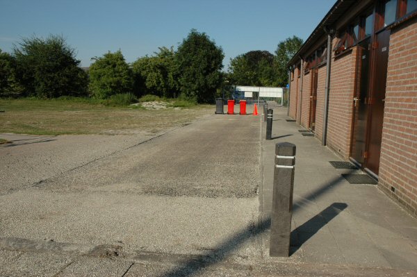 Het stukje voor de kleedkamers is ook meteen voorzien van een nieuwe deklaag