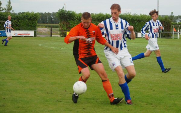 Jos van Gessel volgt de bal en Bert-Jan van Veenendaal geeft rugdekking.