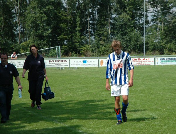 Cees Arisse verlaat na zijn treffer het veld met een blessure.