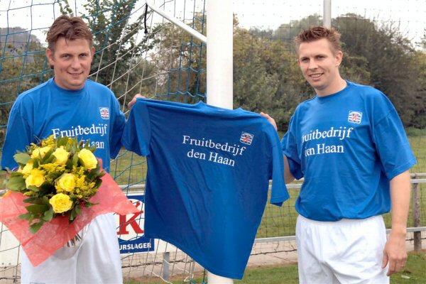 Teisterbanders 2 in de nieuwe inloopshirts