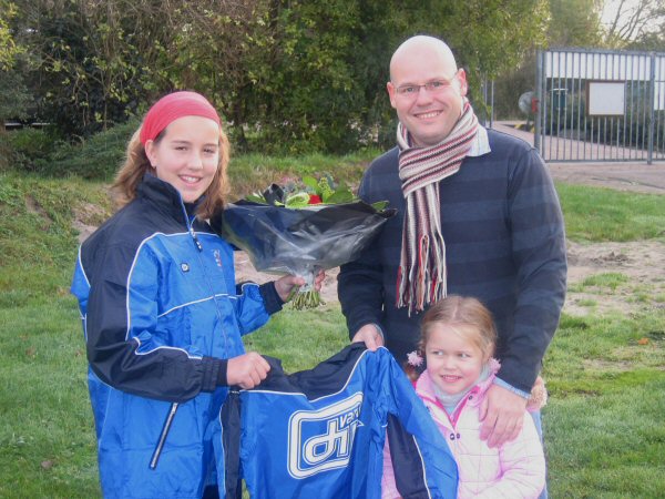 Aanvoerster Liza van Gessel overhandigde als dank bloemen aan beide sponsoren.