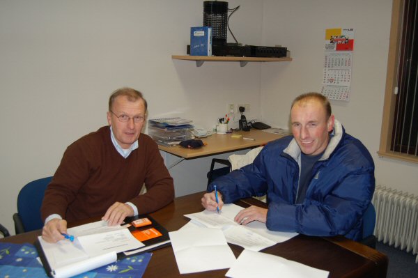 Foto: Marcel Helderton tekent contract.