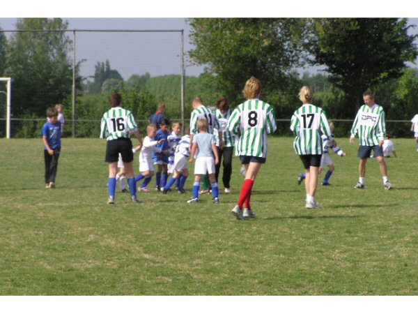 Foto: Teisterbanders F4 speelde tegen hun ouders.