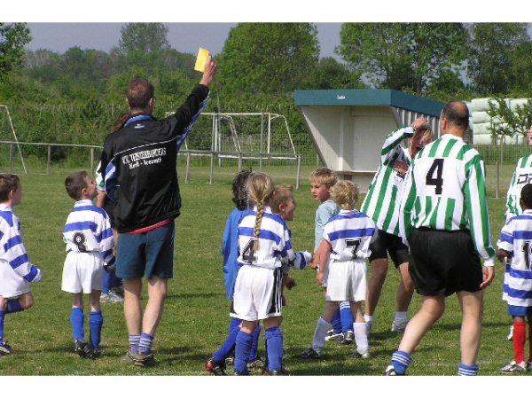 Foto: Teisterbanders F4 speelde tegen hun ouders.