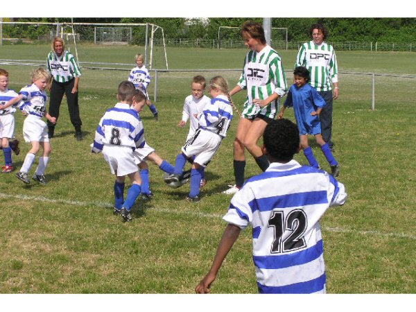 Foto: Teisterbanders F4 speelde tegen hun ouders.