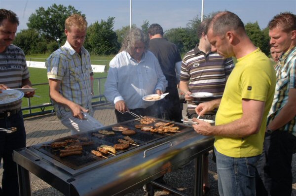 Foto: Feestje seniorenspelers en sponsoren