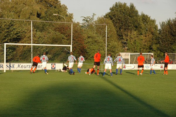 Foto: Oefenwedstrijd Teisterbanders - Buren