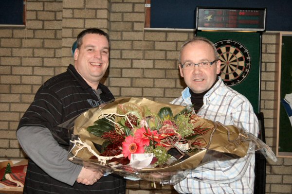 Foto: Wim van Baal in de bloemen gezet.