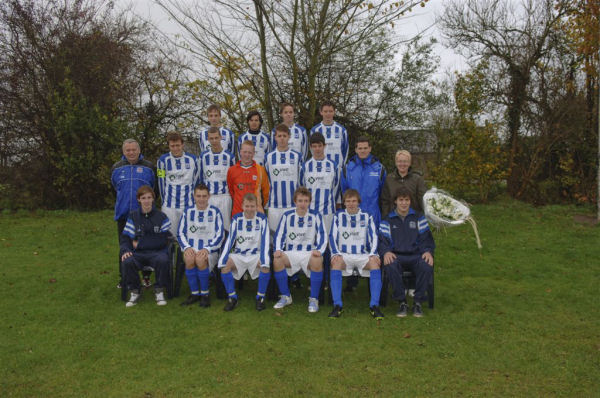 Foto: C1 krijgt trainingspakken uitgereikt