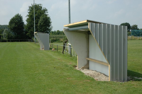 De nieuwe dug-outs op het tweede veld