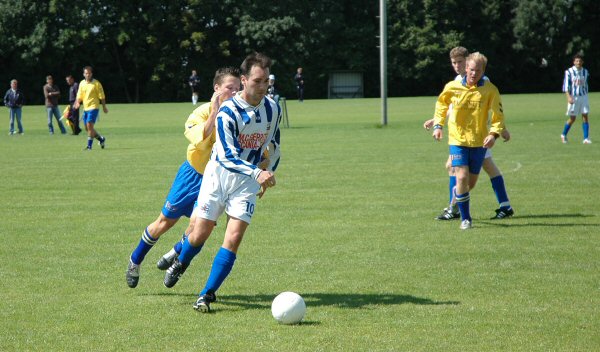 Spelmoment uit de oefenwedstrijd Emplina - Teisterbanders