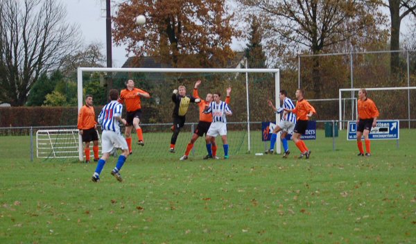 Teisterbanders in de aanval.