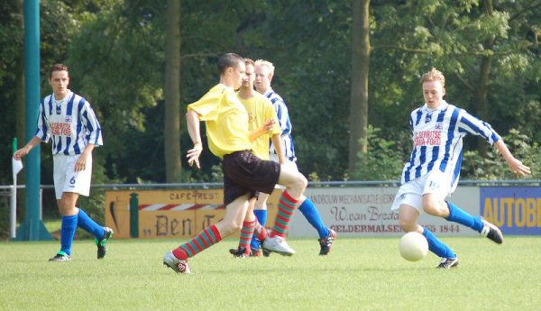 Erwin Niemantsverdriet (links) en Jaap Nekeman (midden) volgen een actie van Jurgo Niessen (rechts).