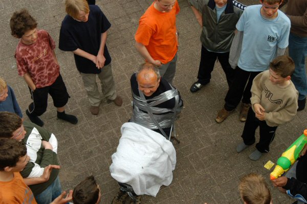 Wim van Baal stond in het middelpunt van de belangstelling, maar of hij er zo blij mee was....