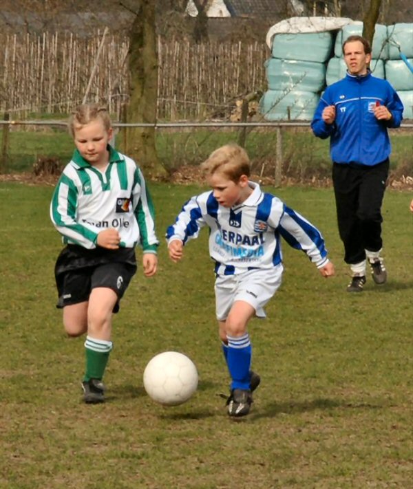 Scheidsrechter Van Tuil hield alles in de gaten.