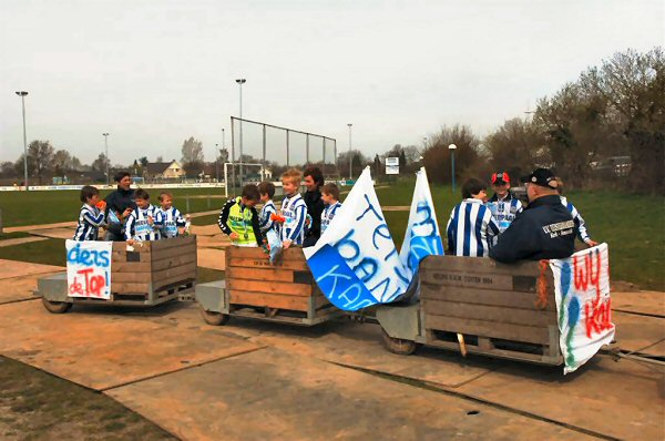 Natuurlijk wachtte er de rit op de platte kar door het dorp.