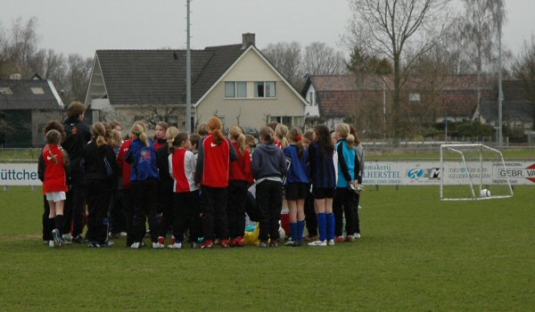 Regiocoach Martin Vader spreekt de speelsters toe.