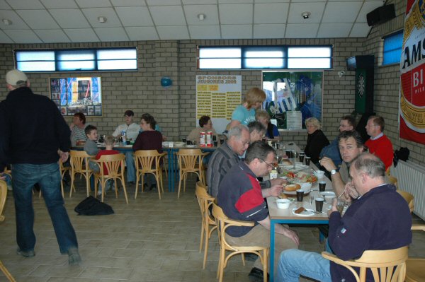 De vrijwilligers aan de welverdiende lunch