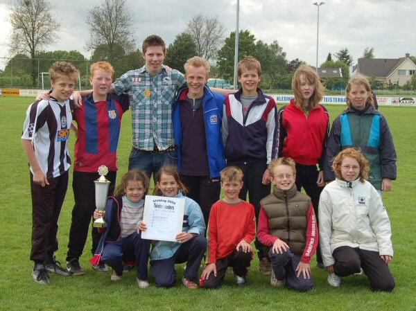 De winnende ploeg, met teamcaptain Kevin Buijsrogge.