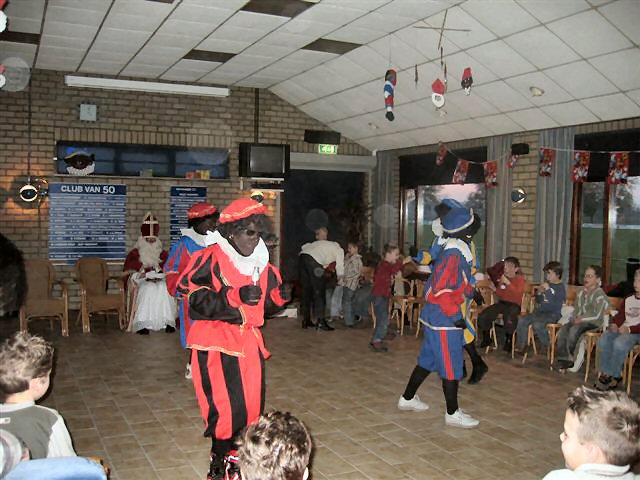 Sinterklaas en de Zwarte Pieten eindelijk binnen.