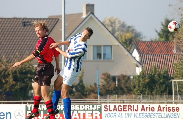 Sjoerd Gubbels (rechts) gaat een luchtduel aan.