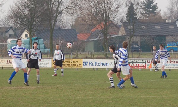 Spelmoment uit de wedstrijd Teisterbanders 2 - Ophemert 2.