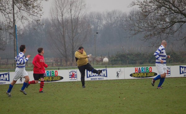 Spelmoment uit de wedstrijd Teisterbanders 4 - Waalkanters 3