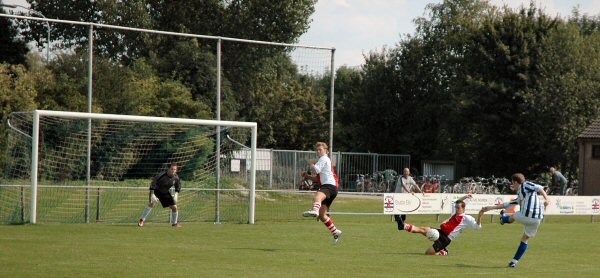 Spelmoment uit de wedstrijd Teisterbanders - G.V.V.