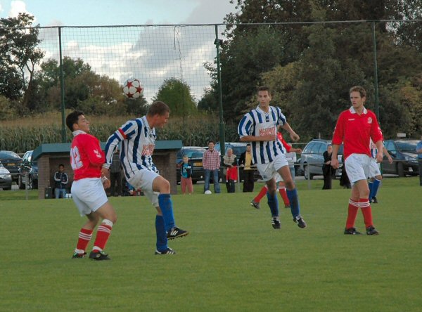 Tony Lahey (links) en Sjoerd Gubbels in de slag op het middenveld.