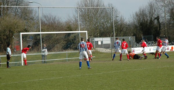 Erwin Niemantsverdriet scoort de 1-0.