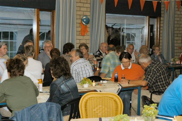 Gezellige drukte in de kantine.