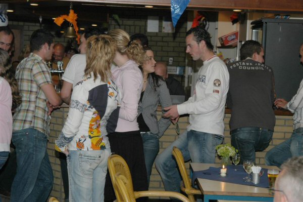 De jongere garde prefereerde toch liever een hangplek in de buurt van de bar.