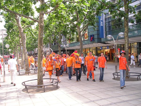 De groep was eenvoudige te herkennen aan de oranje shirts.