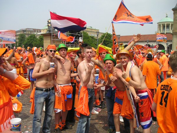 Het feestplein was al snel gevonden. Robin, Michel, Hennie,  Jurgo en Bart ...