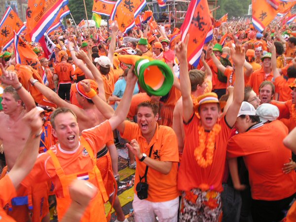 Oranje scoort.