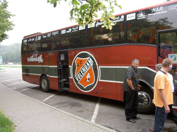 Zeer toepasselijk; met de bus van de 'heen en weer club' op reis.