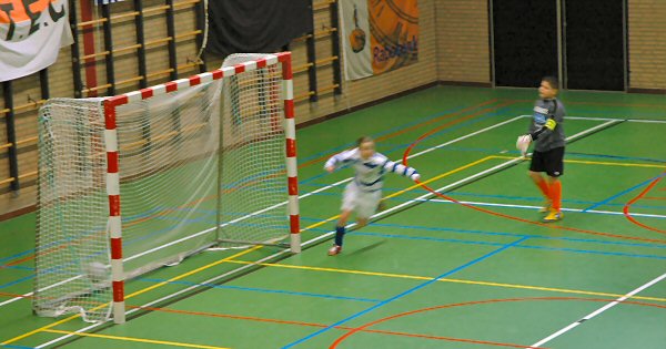 Jonne Vermeulen op weg naar de 1-0.