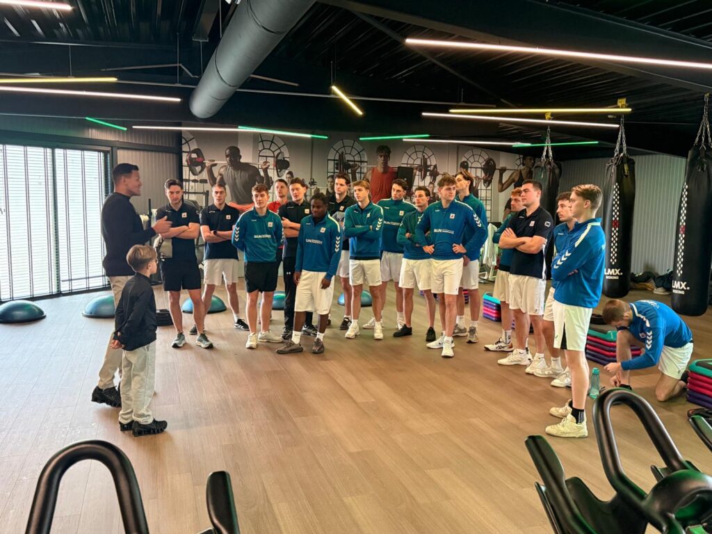 Selectie bezoekt sportschool