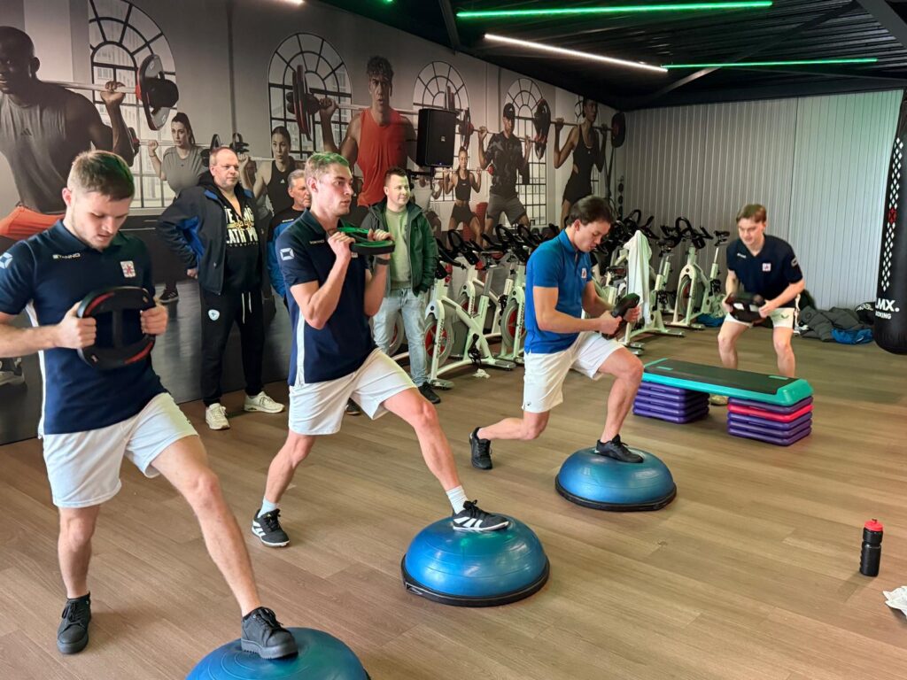 Selectie bezoekt sportschool