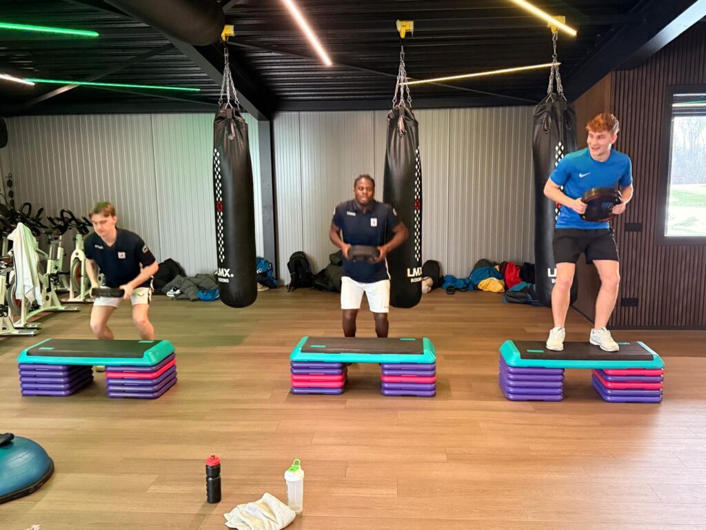 Selectie bezoekt sportschool