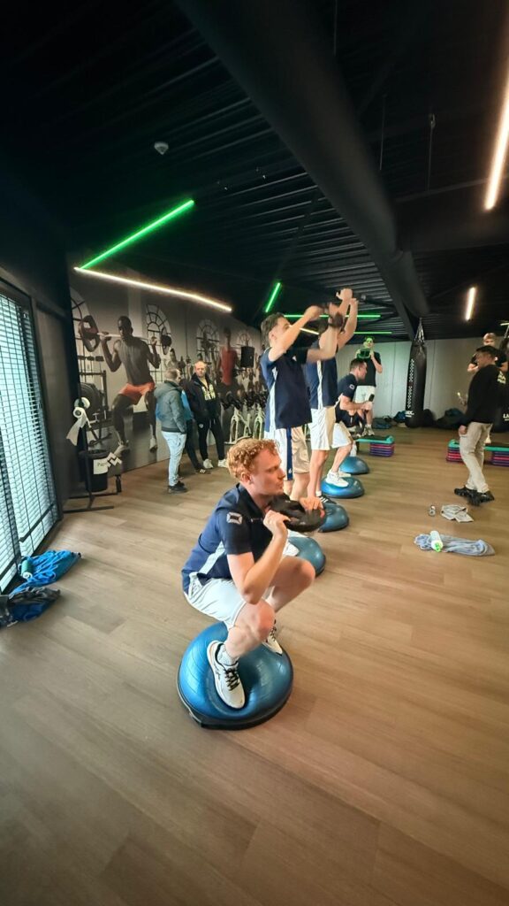 Selectie bezoekt sportschool